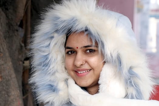 बिजनौर में सोमवार की सुबह छाए कोहरे से निकलते वाहन। संवाद