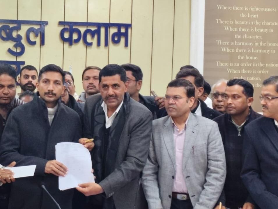 डीएम को ज्ञापन देते व्यापारी। डीएम को ज्ञापन देते व्यापारी।