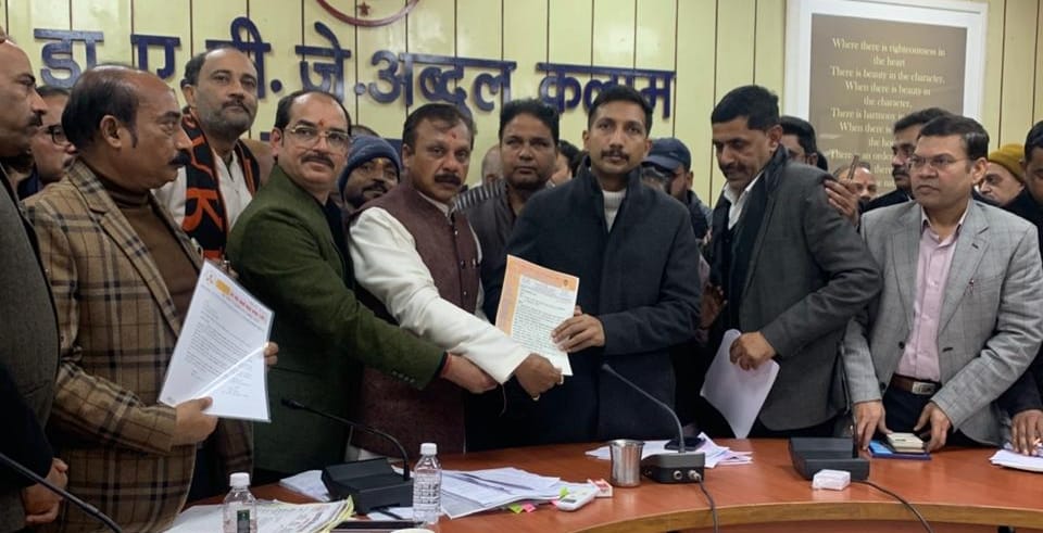 डीएम को ज्ञापन देते व्यापारी। डीएम को ज्ञापन देते व्यापारी।