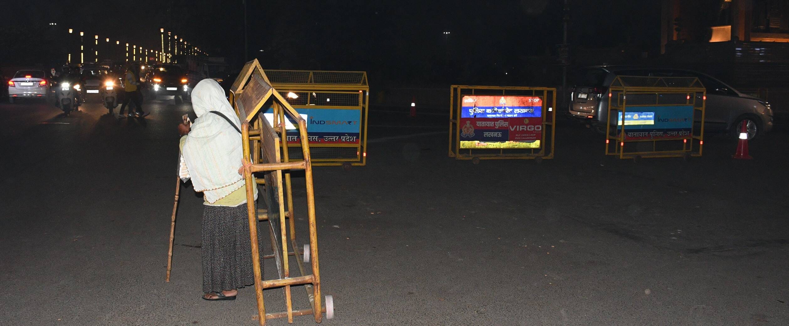 फूड वैली आने वाली गाड़ियां सड़क पर होती हैं खड़ी।