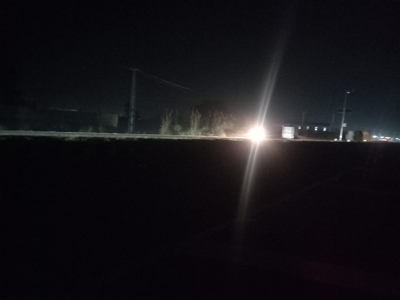 फोटो 04: सोनीपत के गांव बादशाहपुर माच्छरी के पास एनएच-352ए के फ्लाईओवर पर पसरा हुआ अंधेरा। संवा फोटो 04: सोनीपत के गांव बादशाहपुर माच्छरी के पास एनएच-352ए के फ्लाईओवर पर पसरा हुआ अंधेरा। संवा