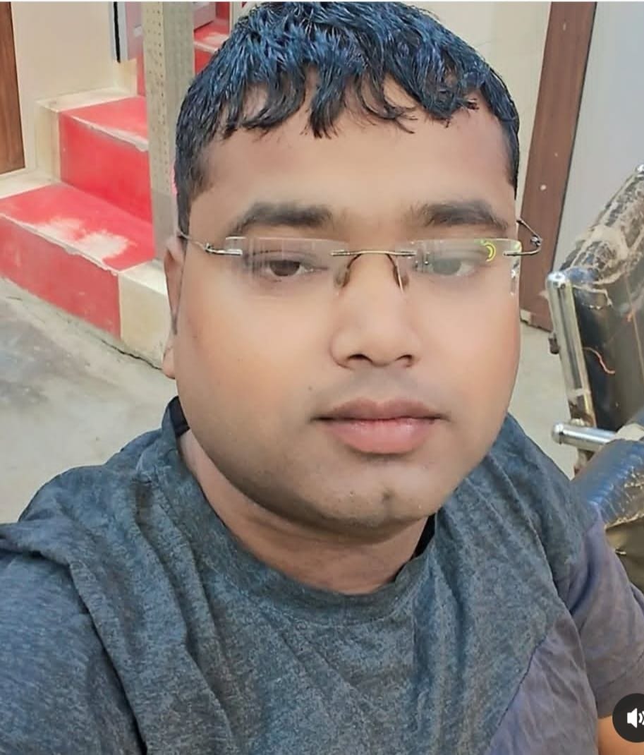 फोटो-10- सेल्समैन की हत्या के बाद घटनास्थल पर जांच करते एसपी जयप्रकाश सिंह। संवाद फोटो-10- सेल्समैन की हत्या के बाद घटनास्थल पर जांच करते एसपी जयप्रकाश सिंह। संवाद