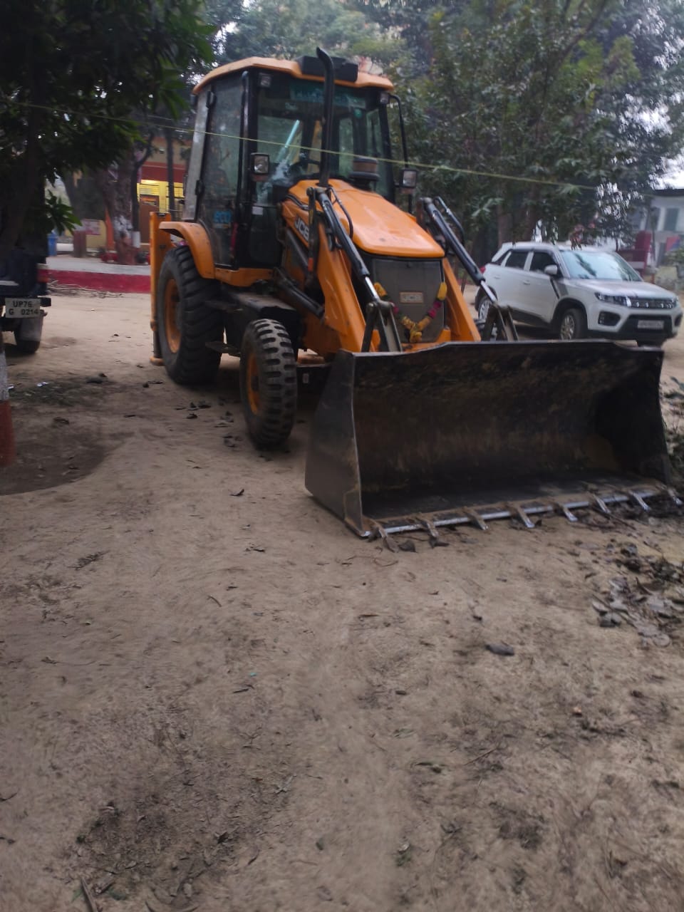 फोटो-20 मेरापुर थाने में खड़ी अवैध खनन में पकड़ गई जेसीबी। कर्मचारी