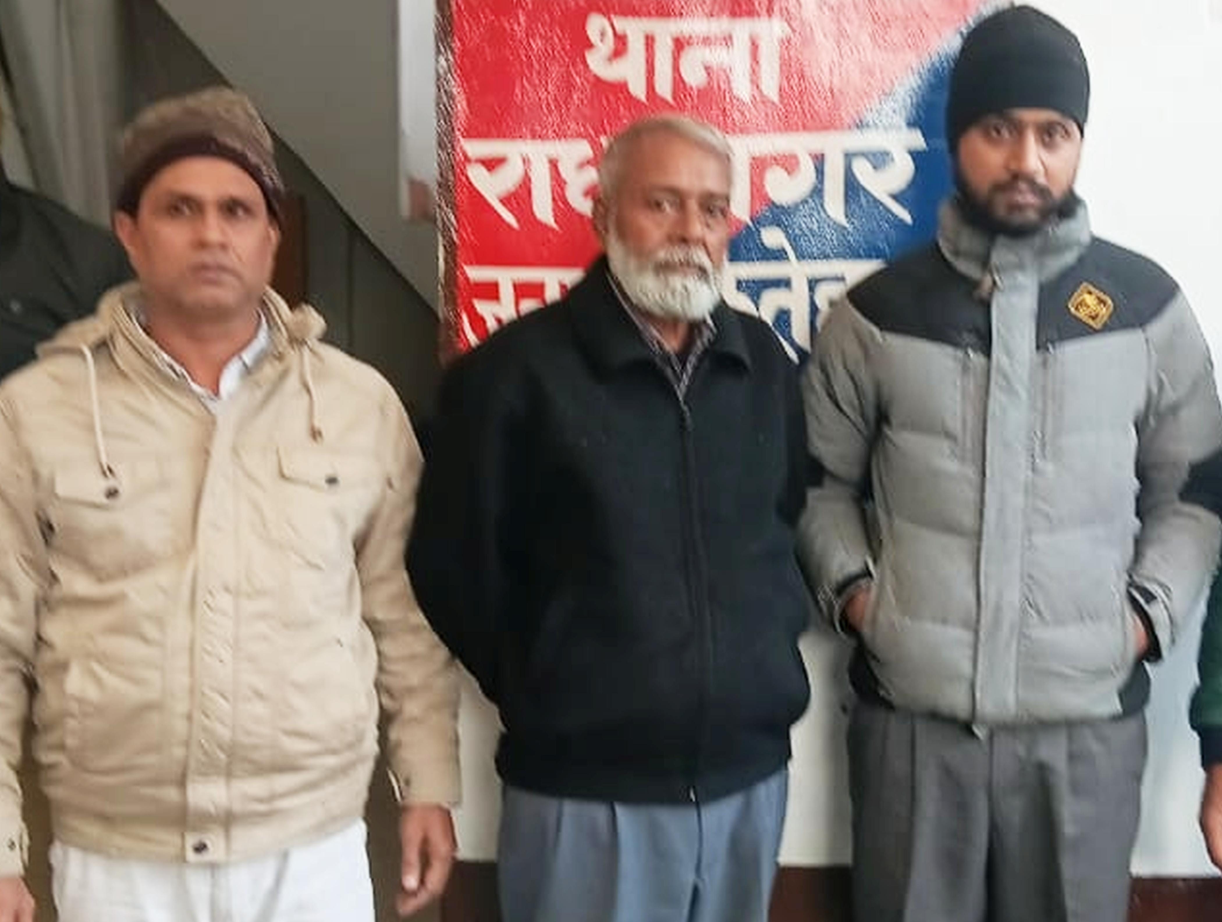 फोटो-22-राधानगर थाने में बाएं से अभिषेक, पादरी डेविड व तीसरा कृष्ण गोपाल विश्वास उर्फ केके बंगा फोटो-22-राधानगर थाने में बाएं से अभिषेक, पादरी डेविड व तीसरा कृष्ण गोपाल विश्वास उर्फ केके बंगा