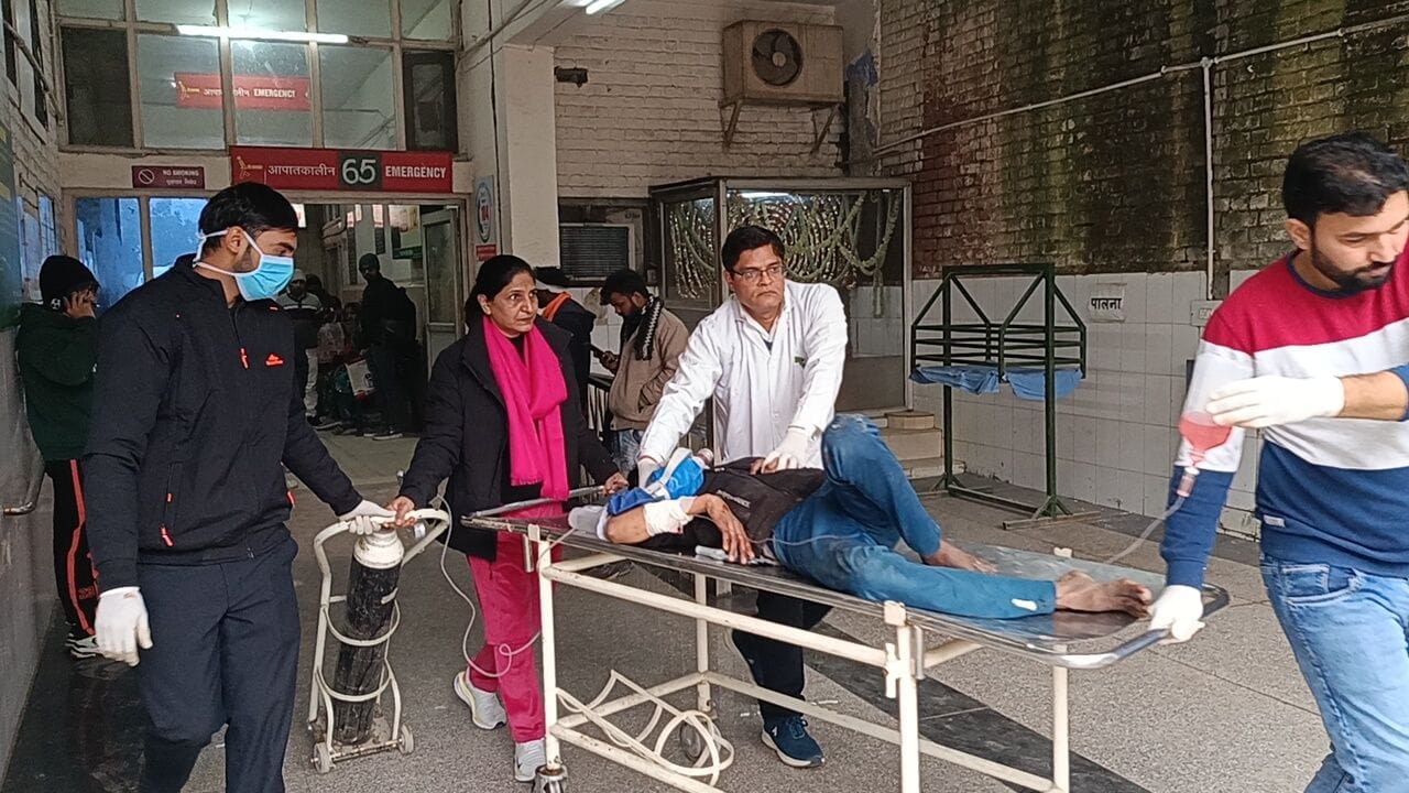 फोटो :24: सोनीपत के गांव ककरोई के पास एनएच-344पी पर हुए हादसे में क्षतिग्रस्त ईको वैन को क्रेन 