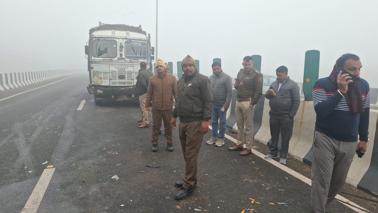 फोटो :24: सोनीपत के गांव ककरोई के पास एनएच-344पी पर हुए हादसे में क्षतिग्रस्त ईको वैन को क्रेन 