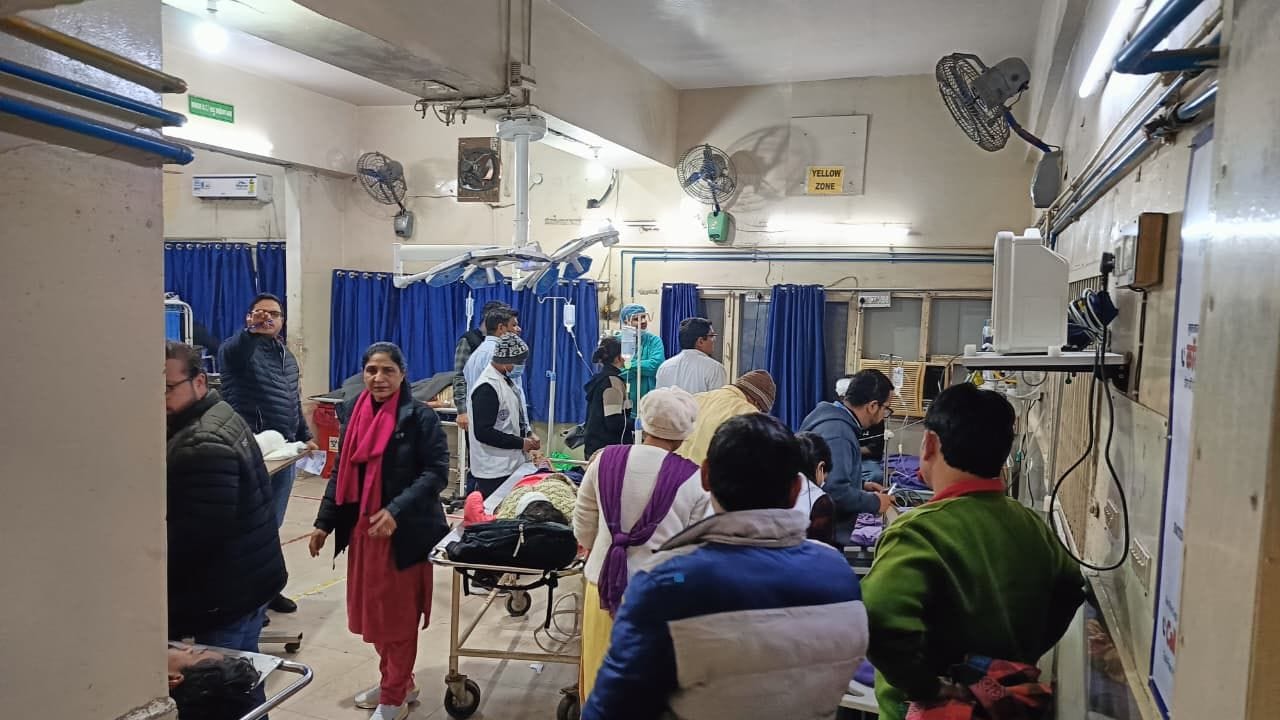 फोटो :24: सोनीपत के गांव ककरोई के पास एनएच-344पी पर हुए हादसे में क्षतिग्रस्त ईको वैन को क्रेन 