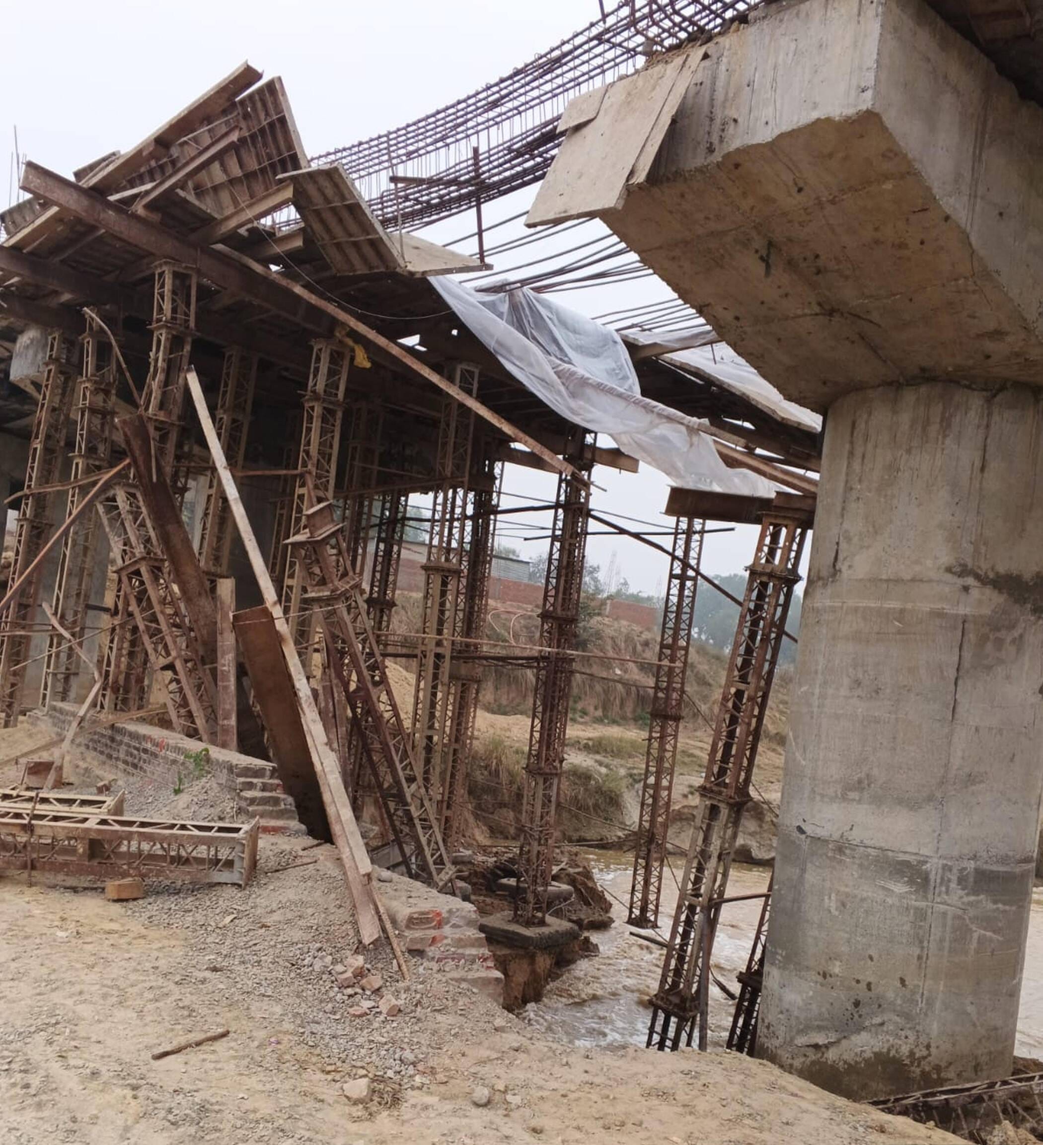 फोटो-42-नदी में पानी आने से टूटी शटरिंग। संवाद फोटो-42-नदी में पानी आने से टूटी शटरिंग। संवाद