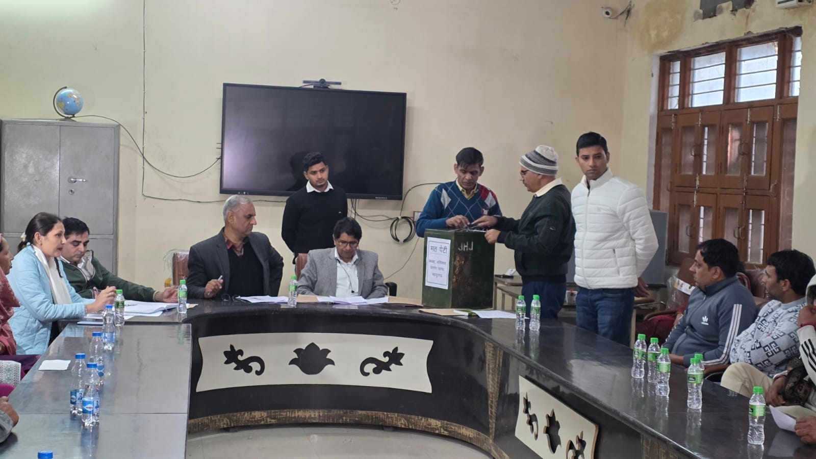 -फोटो 52 : अविश्वास प्रस्ताव पास होने पर जीत की खुशी मनाते पार्षद। संवाद -फोटो 52 : अविश्वास प्रस्ताव पास होने पर जीत की खुशी मनाते पार्षद। संवाद