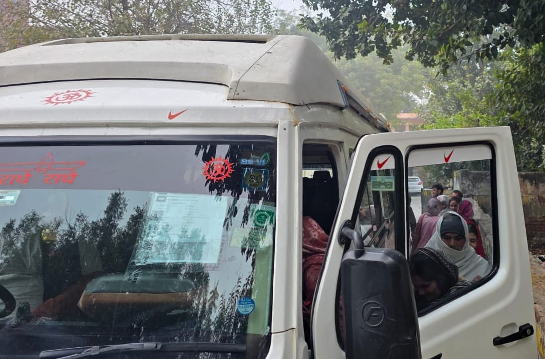 -फोटो 52 : अविश्वास प्रस्ताव पास होने पर जीत की खुशी मनाते पार्षद। संवाद -फोटो 52 : अविश्वास प्रस्ताव पास होने पर जीत की खुशी मनाते पार्षद। संवाद