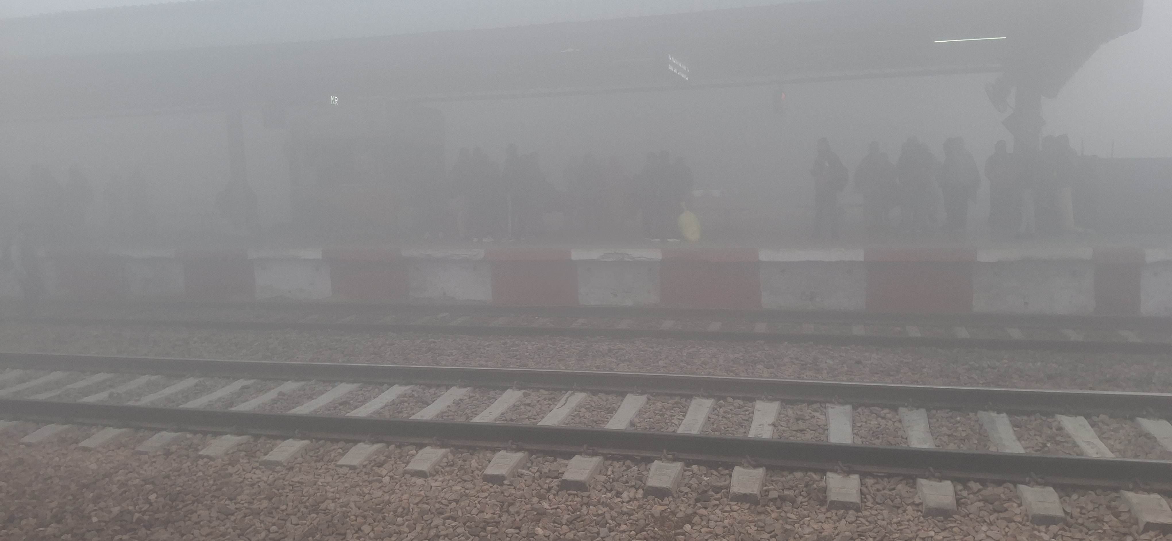 -फोटो 56 : कड़ाके की ठंड में स्कूल बस में सवार होते बच्चे। संवाद -फोटो 56 : कड़ाके की ठंड में स्कूल बस में सवार होते बच्चे। संवाद