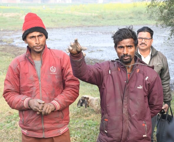 घैला पुल के किनारे भेड़ों की मौत हो गई। डॉक्टर की टीम व पुलिस ने मौके पर पहुंचकर जांच की। घैला पुल के किनारे भेड़ों की मौत हो गई। डॉक्टर की टीम व पुलिस ने मौके पर पहुंचकर जांच की।
