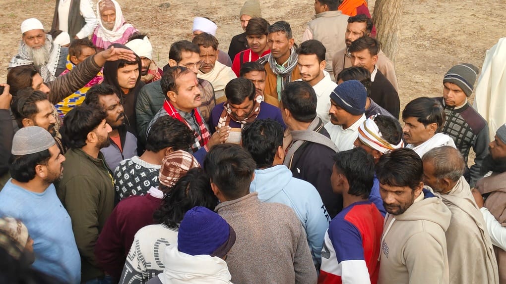 जलालाबाद दिल्ली सहारनपुर हाइवे पर उक्त भूमि की पैमाईश करते हुए राजस्व विभाग की टीम व मौके पर म जलालाबाद दिल्ली सहारनपुर हाइवे पर उक्त भूमि की पैमाईश करते हुए राजस्व विभाग की टीम व मौके पर म