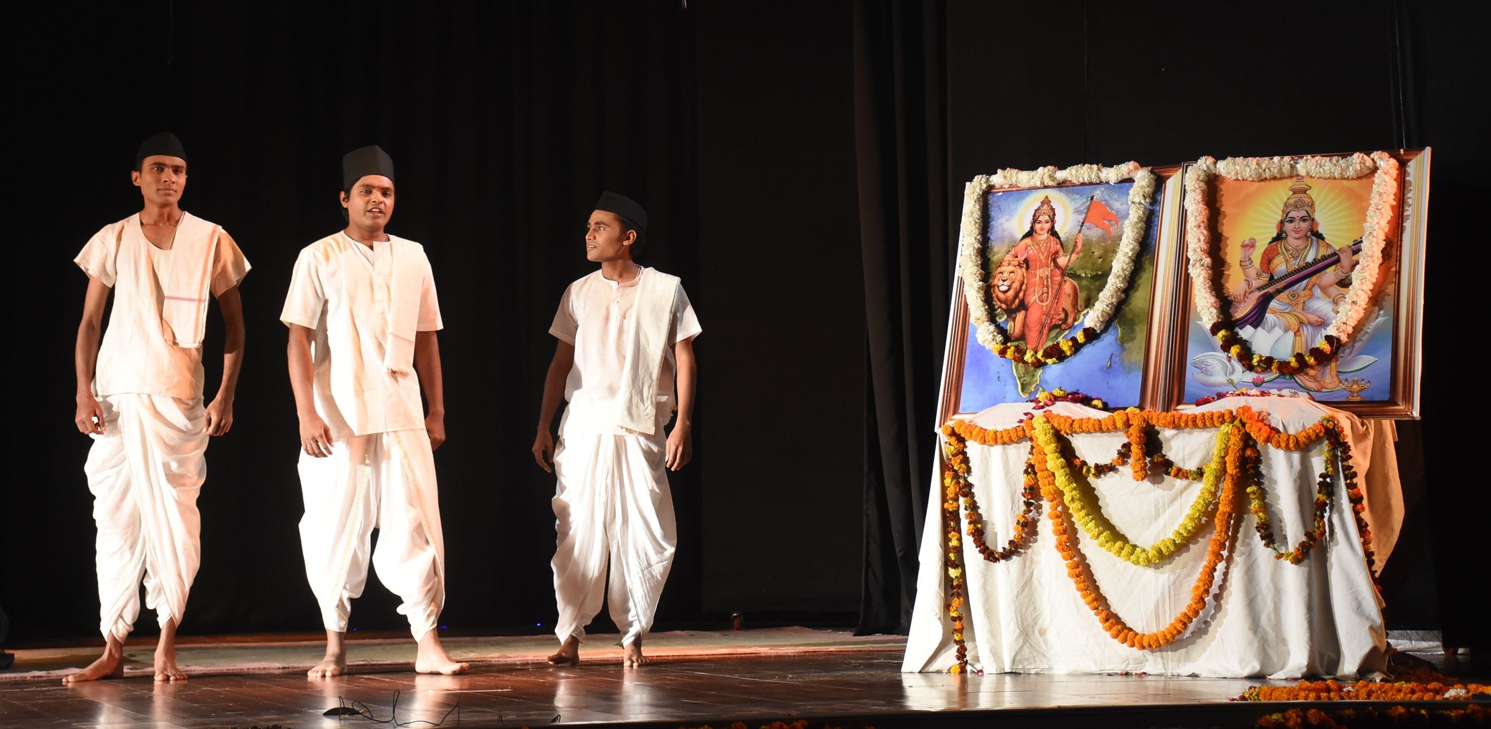 कैसरबाग स्थित भातखंडे संस्कृति विश्वविद्यालय के कलामंडपम प्रेक्षागृह में ‘संघ गंगा के तीन भगीरथ कैसरबाग स्थित भातखंडे संस्कृति विश्वविद्यालय के कलामंडपम प्रेक्षागृह में ‘संघ गंगा के तीन भगीरथ