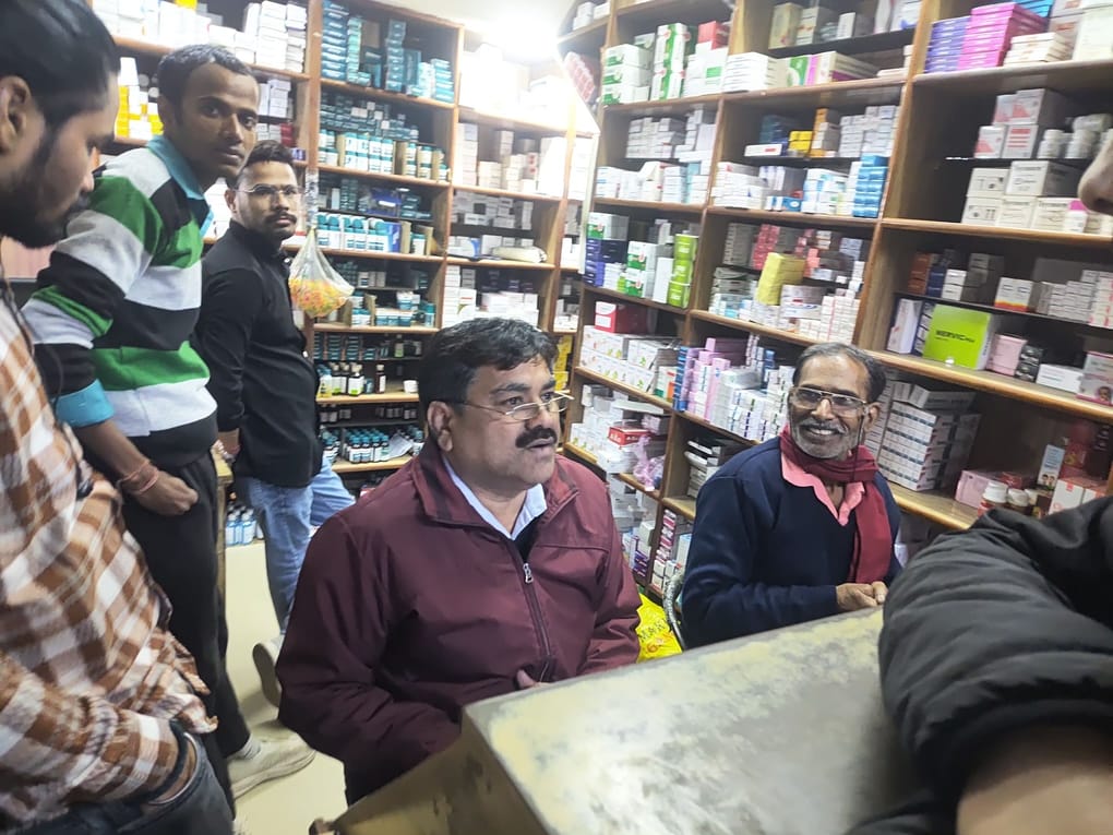खुले मेडिकल स्टोर।