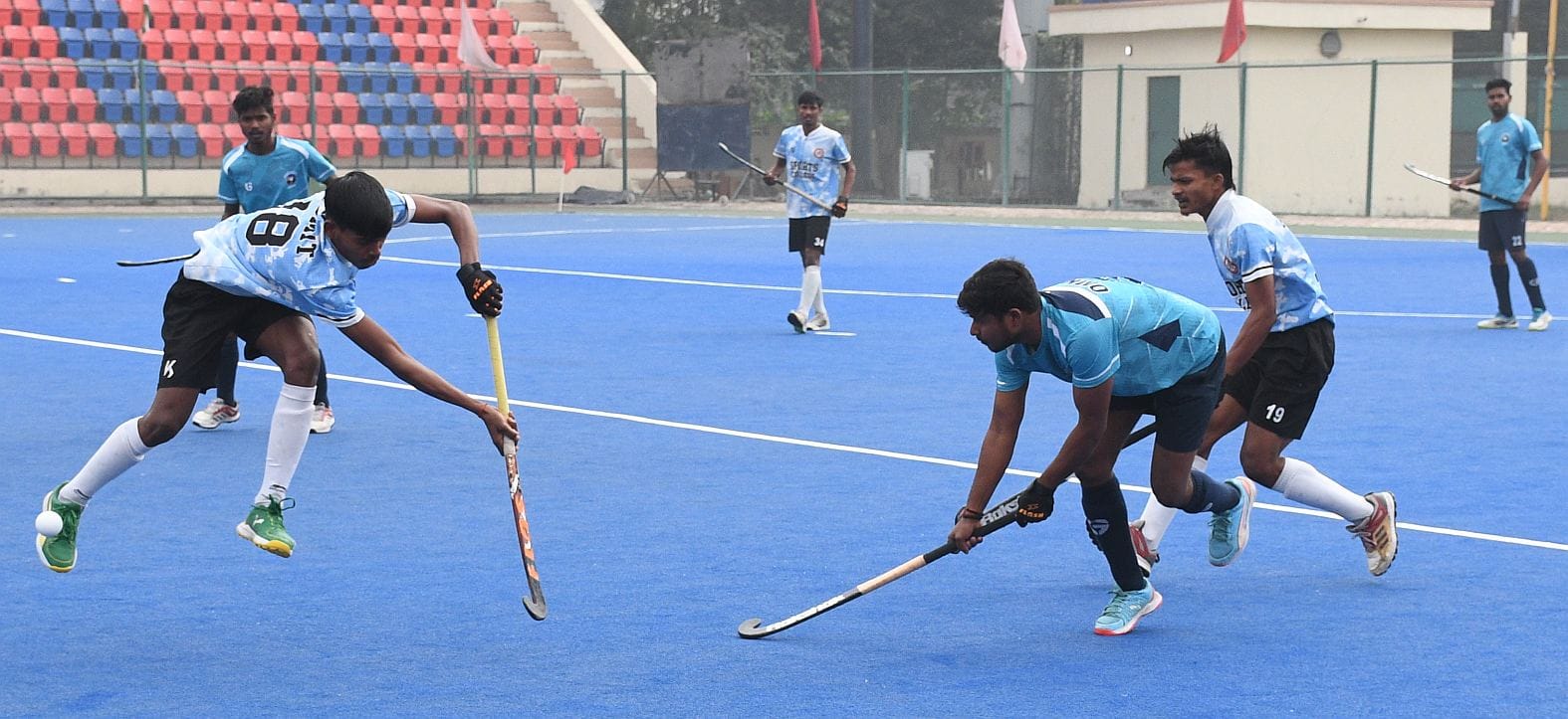 मो. शाहिद स्टेडियम में सैफई स्पोर्ट्स काॅलेज और स्पोर्ट्स हाॅस्टल झांसी के खिलाड़ी गेंद के लि मो. शाहिद स्टेडियम में सैफई स्पोर्ट्स काॅलेज और स्पोर्ट्स हाॅस्टल झांसी के खिलाड़ी गेंद के लि