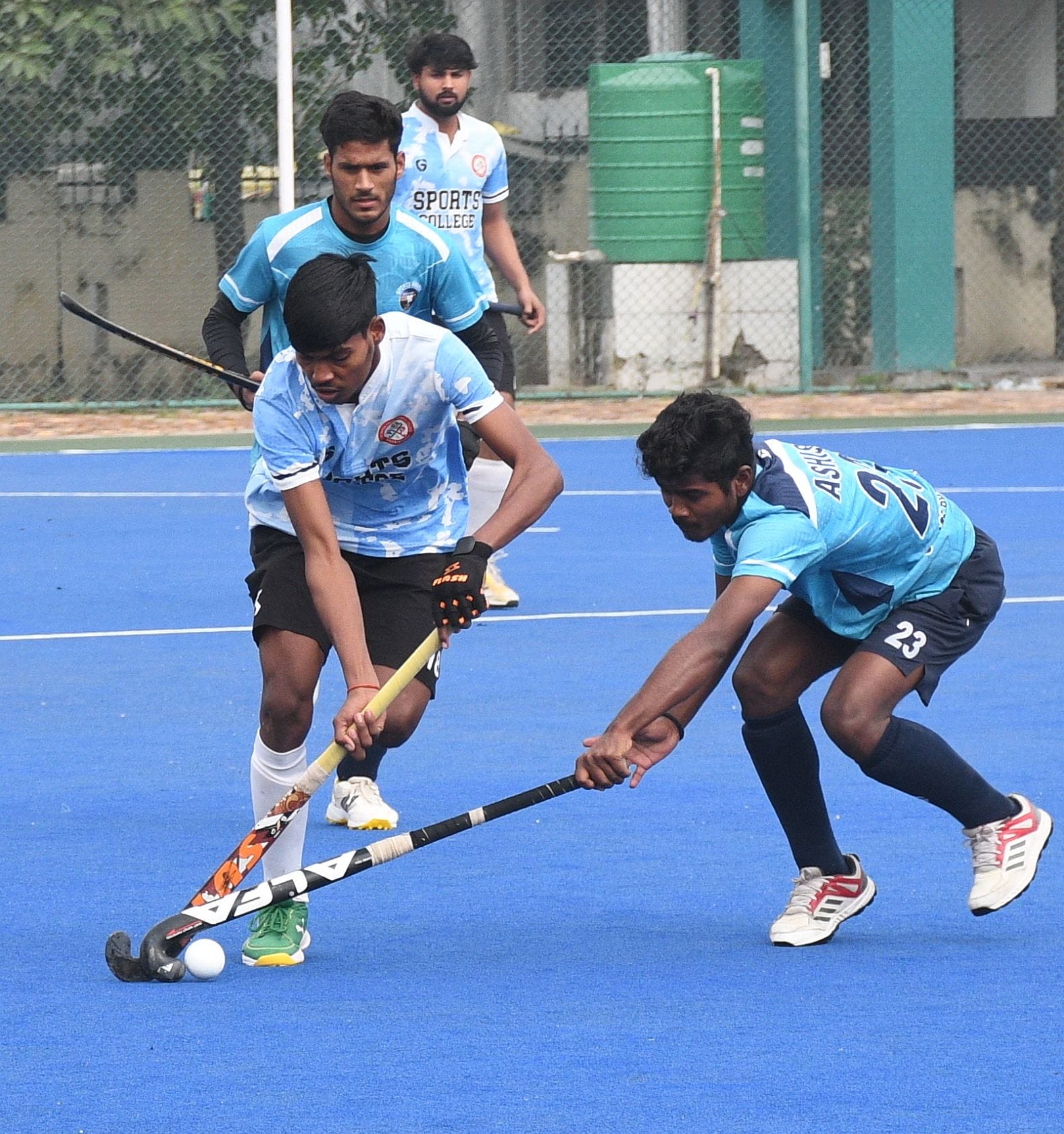 मो. शाहिद स्टेडियम में सैफई स्पोर्ट्स काॅलेज और स्पोर्ट्स हाॅस्टल झांसी के खिलाड़ी गेंद के लि मो. शाहिद स्टेडियम में सैफई स्पोर्ट्स काॅलेज और स्पोर्ट्स हाॅस्टल झांसी के खिलाड़ी गेंद के लि