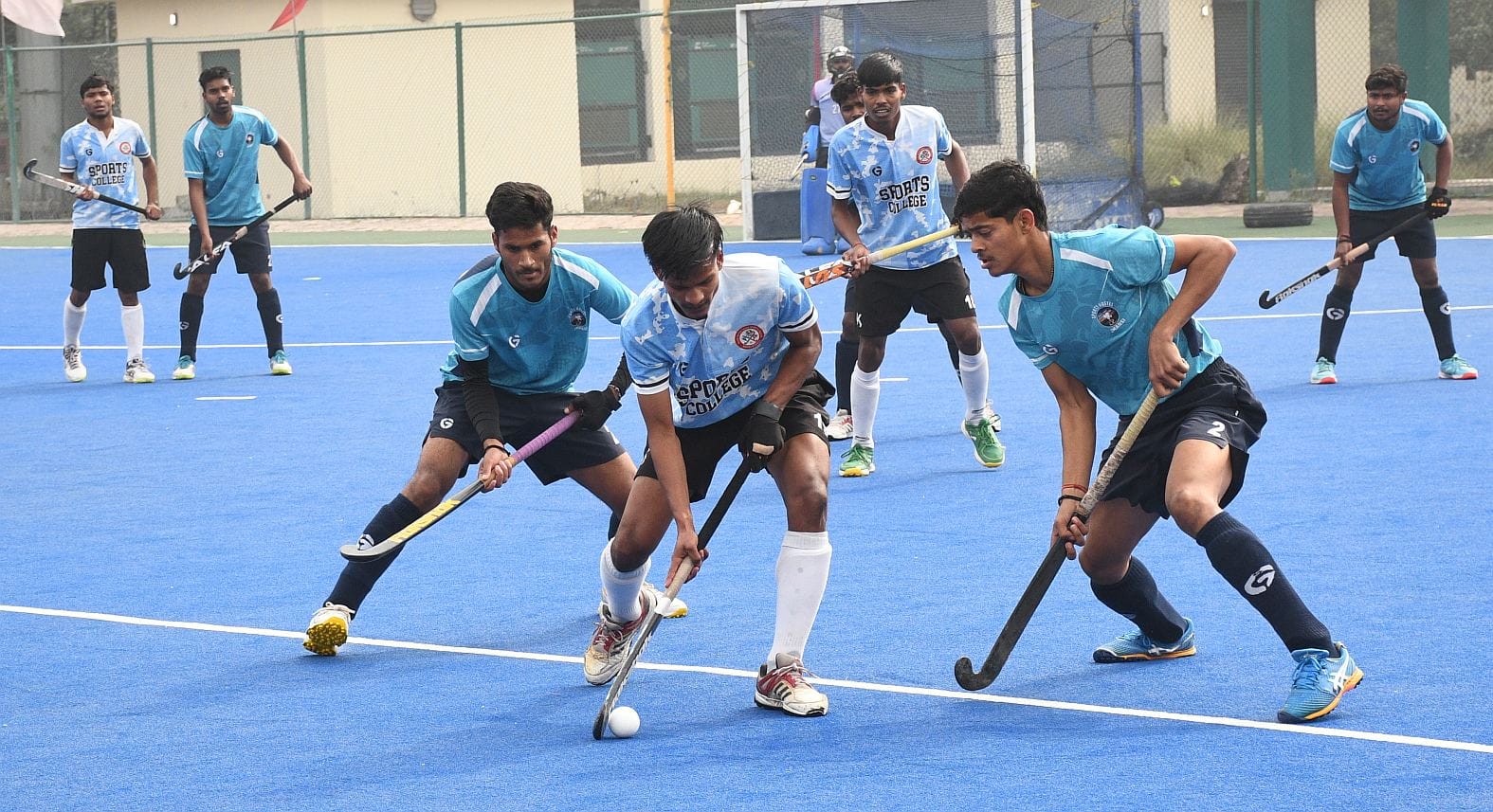 मो. शाहिद स्टेडियम में सैफई स्पोर्ट्स काॅलेज और स्पोर्ट्स हाॅस्टल झांसी के खिलाड़ी गेंद के लि मो. शाहिद स्टेडियम में सैफई स्पोर्ट्स काॅलेज और स्पोर्ट्स हाॅस्टल झांसी के खिलाड़ी गेंद के लि