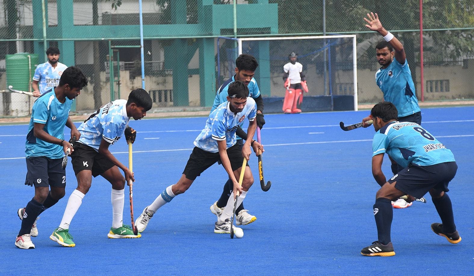 मो. शाहिद स्टेडियम में सैफई स्पोर्ट्स काॅलेज और स्पोर्ट्स हाॅस्टल झांसी के खिलाड़ी गेंद के लि मो. शाहिद स्टेडियम में सैफई स्पोर्ट्स काॅलेज और स्पोर्ट्स हाॅस्टल झांसी के खिलाड़ी गेंद के लि