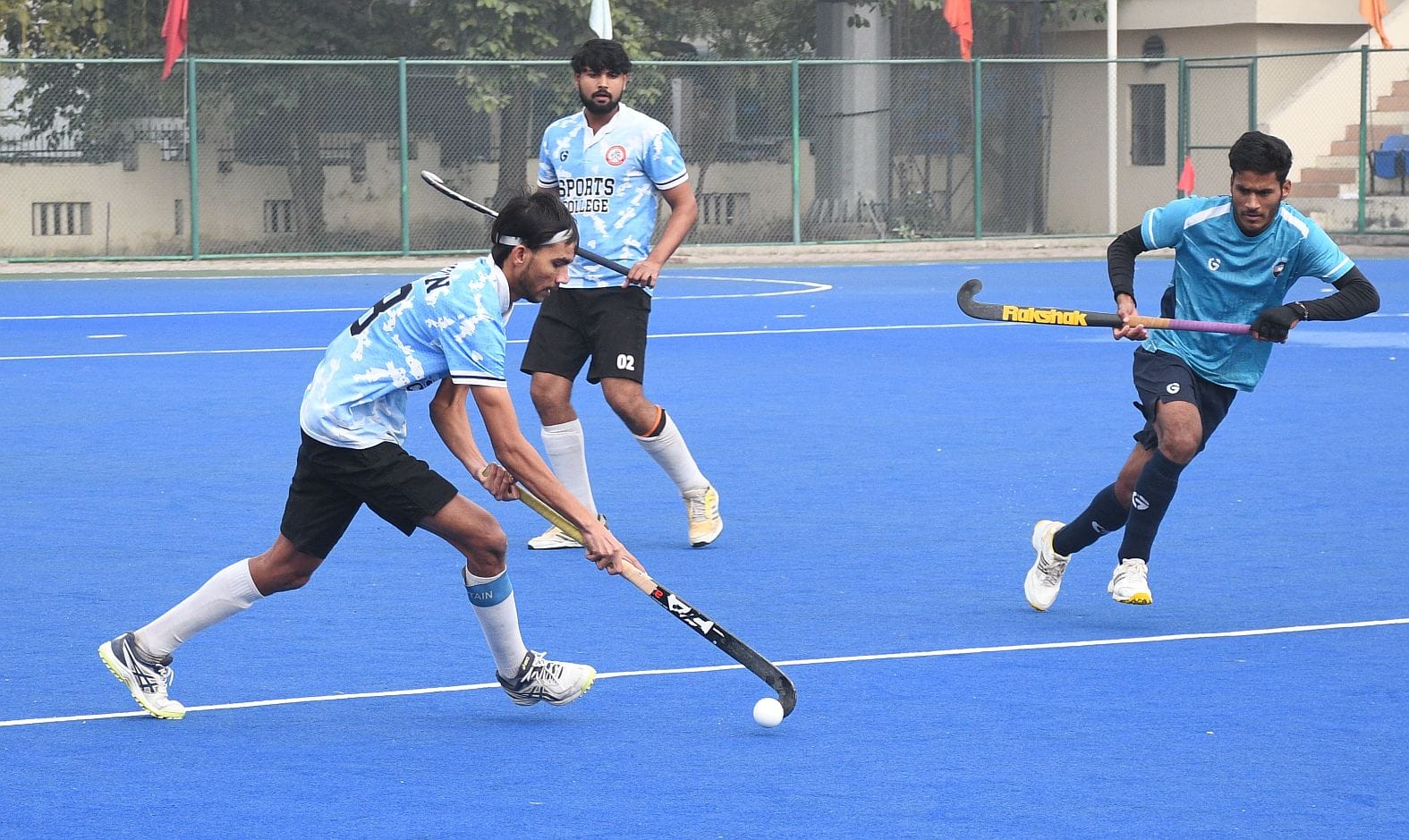 मो. शाहिद स्टेडियम में सैफई स्पोर्ट्स काॅलेज और स्पोर्ट्स हाॅस्टल झांसी के खिलाड़ी गेंद के लि मो. शाहिद स्टेडियम में सैफई स्पोर्ट्स काॅलेज और स्पोर्ट्स हाॅस्टल झांसी के खिलाड़ी गेंद के लि