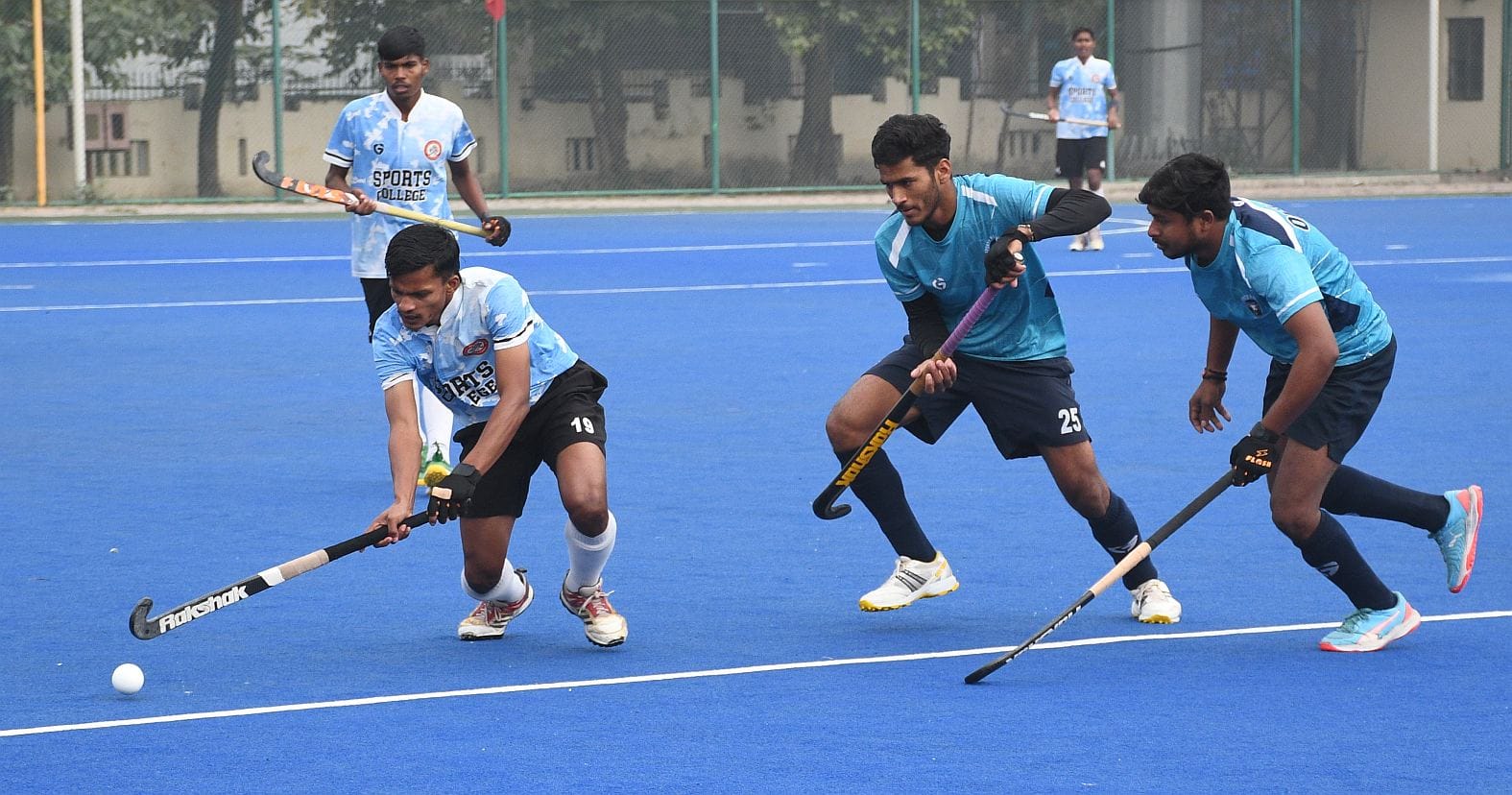 मो. शाहिद स्टेडियम में सैफई स्पोर्ट्स काॅलेज और स्पोर्ट्स हाॅस्टल झांसी के खिलाड़ी गेंद के लि मो. शाहिद स्टेडियम में सैफई स्पोर्ट्स काॅलेज और स्पोर्ट्स हाॅस्टल झांसी के खिलाड़ी गेंद के लि
