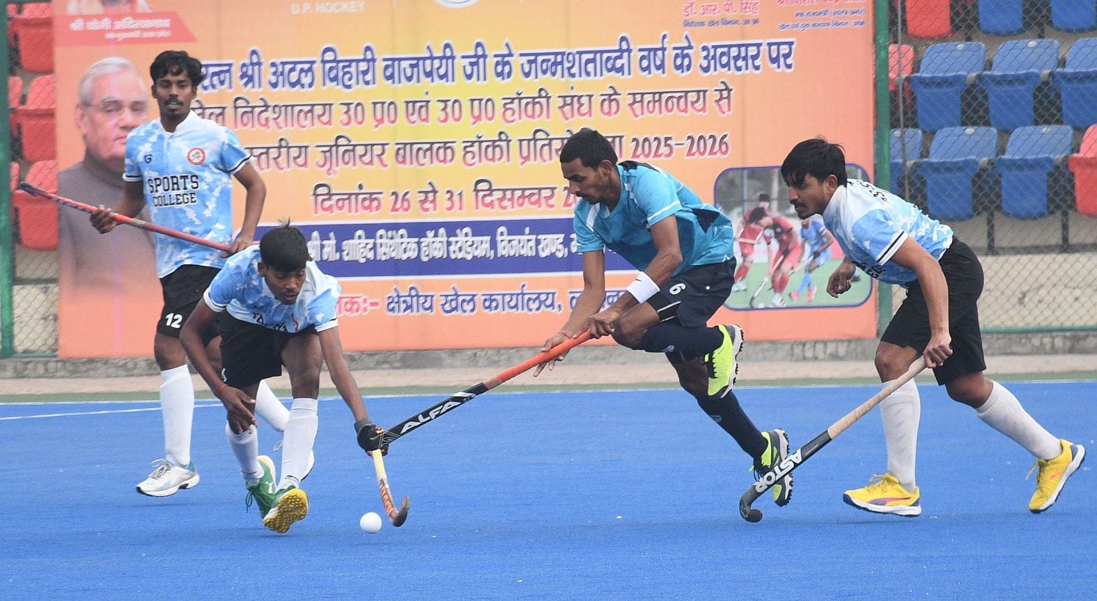 मो. शाहिद स्टेडियम में सैफई स्पोर्ट्स काॅलेज और स्पोर्ट्स हाॅस्टल झांसी के खिलाड़ी गेंद के लि मो. शाहिद स्टेडियम में सैफई स्पोर्ट्स काॅलेज और स्पोर्ट्स हाॅस्टल झांसी के खिलाड़ी गेंद के लि