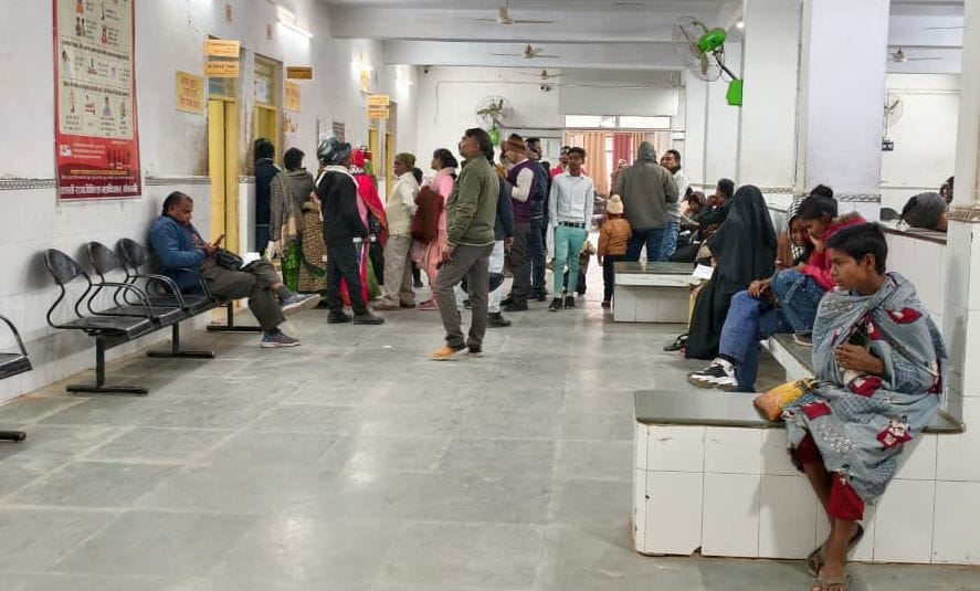 मेडिकल कॉलेज मेडिसिन वार्ड में भर्ती मरीज। संवाद मेडिकल कॉलेज मेडिसिन वार्ड में भर्ती मरीज। संवाद