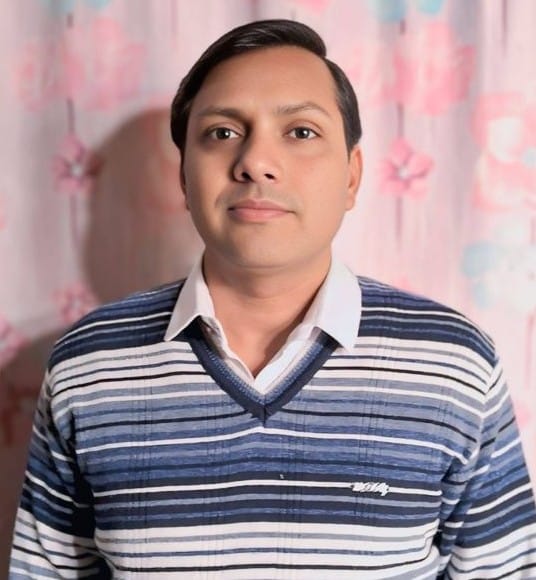 पोस्टमार्टम हाउस के बाहर मौजूद मृतक विजय कुमार के शोकाकुल परिजन। संवाद