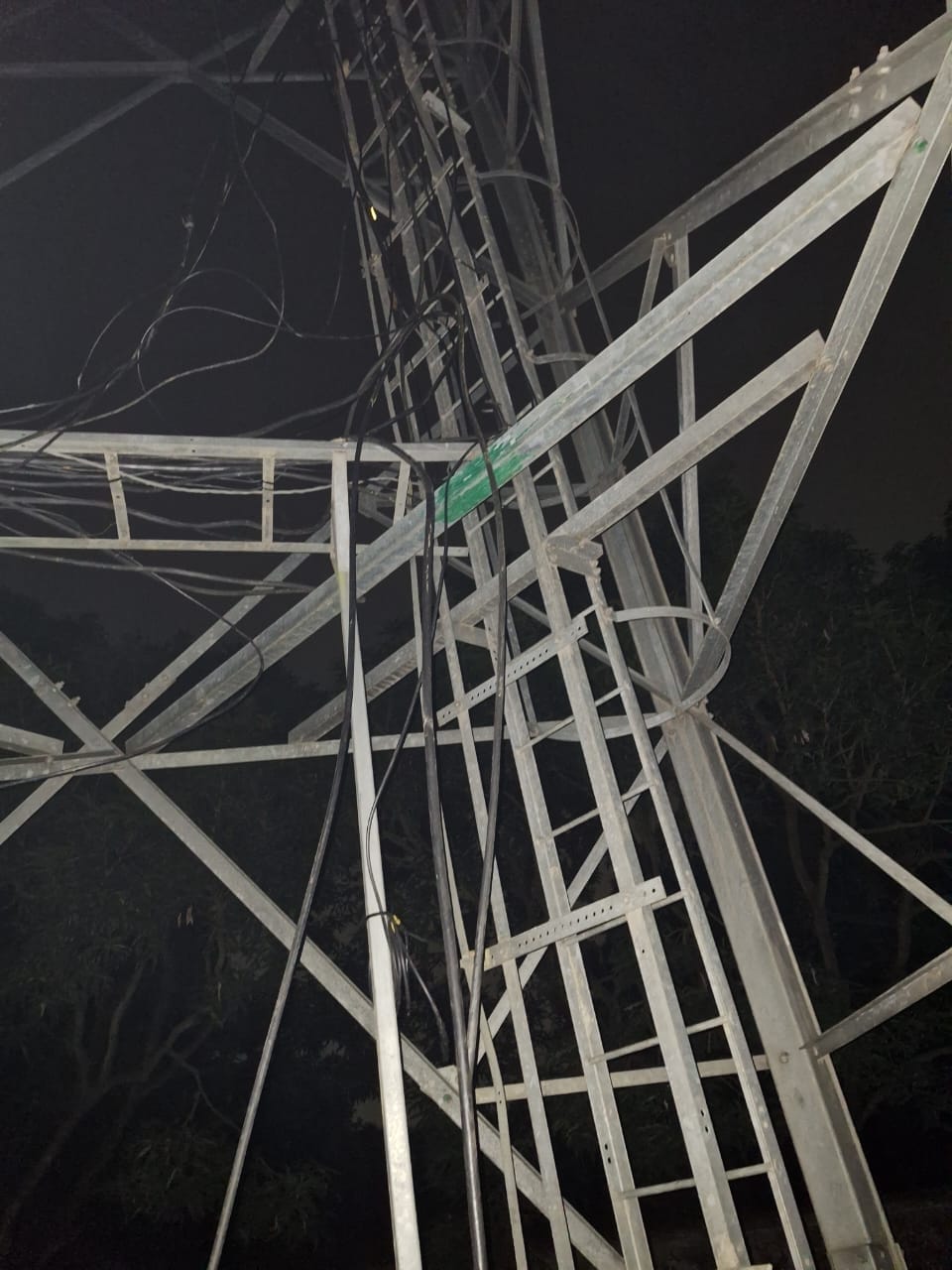 पावर प्लांट व केबल चोरी कर ले गए चोर। पावर प्लांट व केबल चोरी कर ले गए चोर।