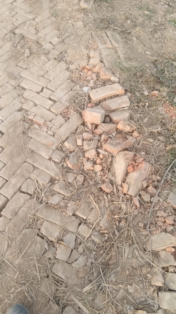 रवालों गांव में खेतों में बनाई गई सड़क धंसी। संवाद रवालों गांव में खेतों में बनाई गई सड़क धंसी। संवाद