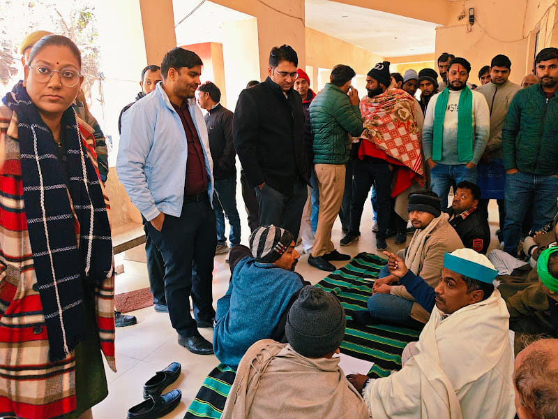 सरधना। विभिन्न समस्याओं को लेकर भाकियू पदाधिकारियों से वार्ता करते एसडीएम। संवाद सरधना। विभिन्न समस्याओं को लेकर भाकियू पदाधिकारियों से वार्ता करते एसडीएम। संवाद