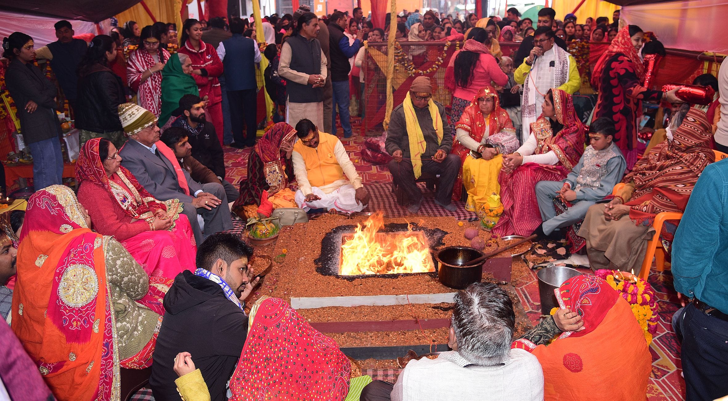 सदर हाता रामदास स्थित शिव श्याम मंदिर में चल रही श्रीमद्भागवत कथा के समापन पर सोमवार को भंडारा 