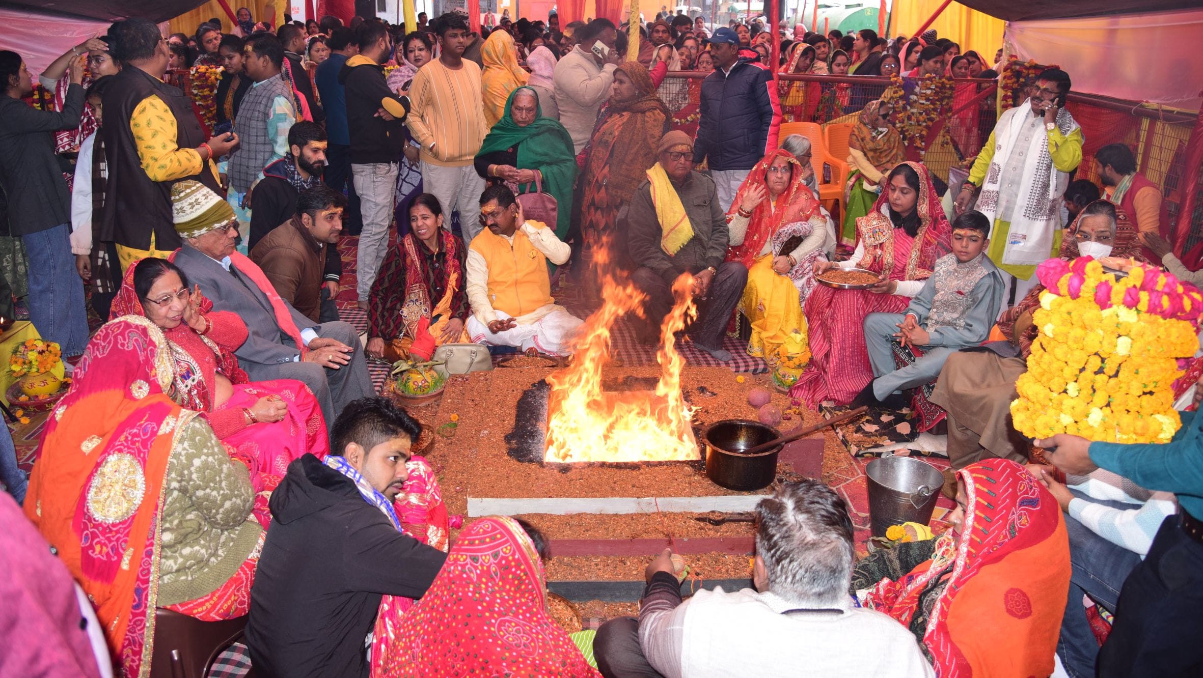 सदर हाता रामदास स्थित शिव श्याम मंदिर में चल रही श्रीमद्भागवत कथा के समापन पर सोमवार को भंडारा 