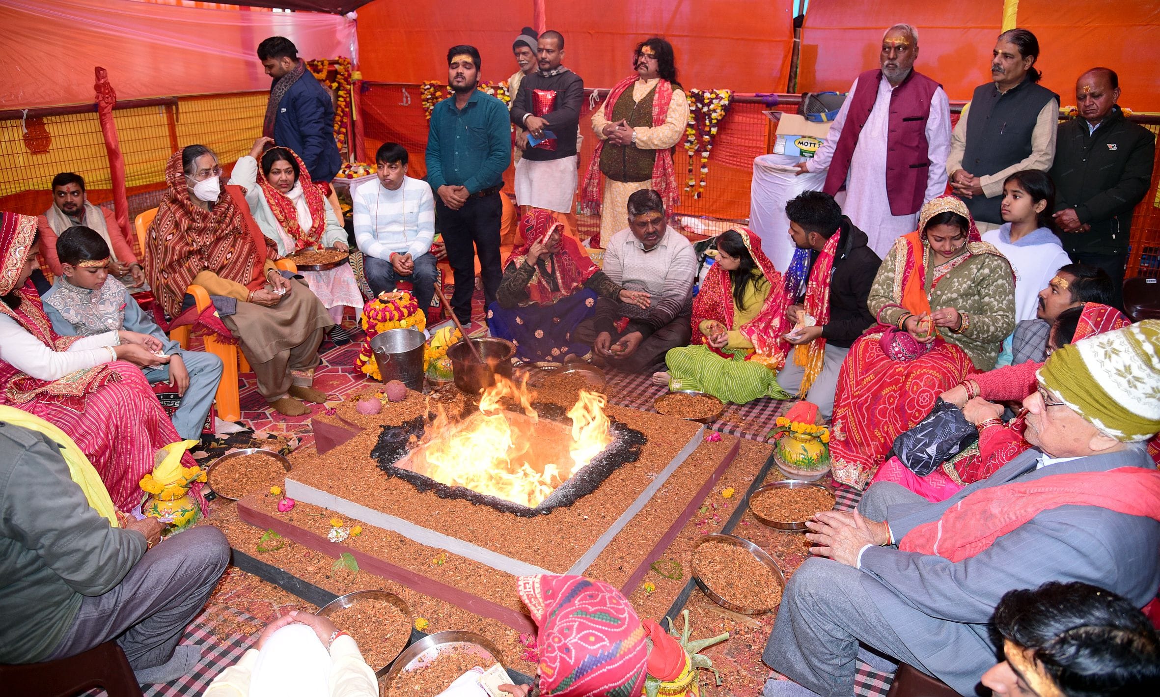 सदर हाता रामदास स्थित शिव श्याम मंदिर में चल रही श्रीमद्भागवत कथा के समापन पर सोमवार को भंडारा 