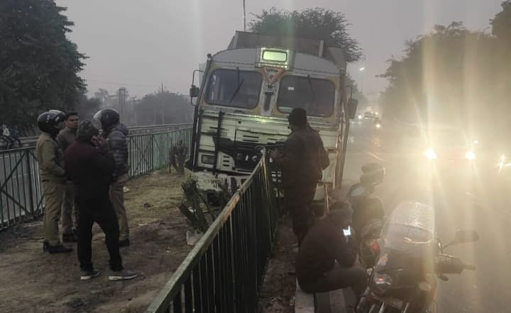 शहीद पथ की रेलिंग तोड़ते हुए डिवाइडर पर चढ़ा टैंकर। 