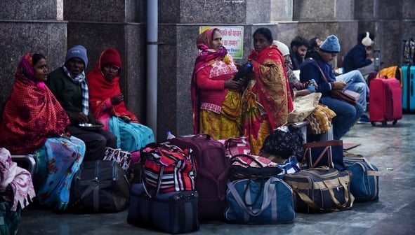 ट्रेनें लेट होने से चारबाग स्टेशन के प्लेटफार्म व प्रतीक्षालय में यात्री बैठे  इंतजार करते रहे।