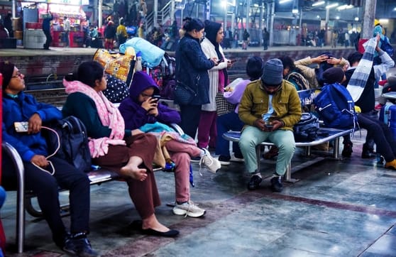 ट्रेनें लेट होने से चारबाग स्टेशन के प्लेटफार्म व प्रतीक्षालय में यात्री बैठे  इंतजार करते रहे।