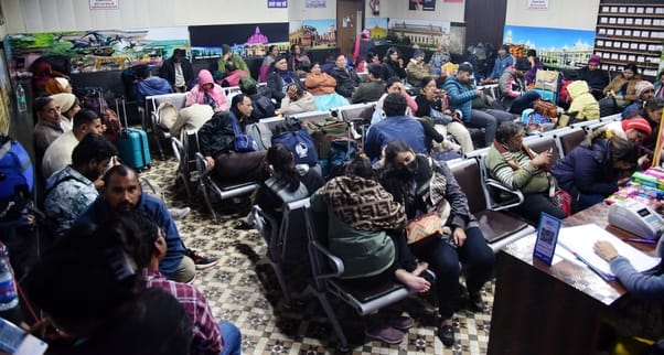 ट्रेनें लेट होने से चारबाग स्टेशन के प्लेटफार्म व प्रतीक्षालय में यात्री बैठे  इंतजार करते रहे।