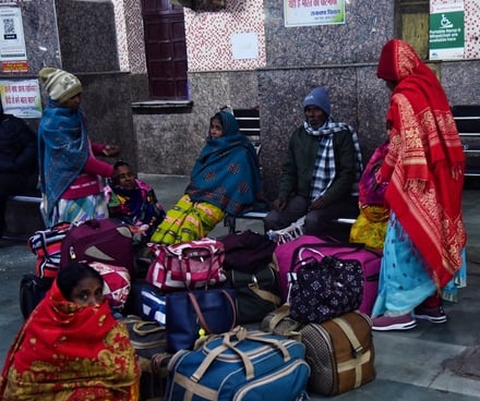 ट्रेनें लेट होने से चारबाग स्टेशन के प्लेटफार्म व प्रतीक्षालय में यात्री बैठे  इंतजार करते रहे।