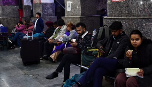 ट्रेनें लेट होने से चारबाग स्टेशन के प्लेटफार्म व प्रतीक्षालय में यात्री बैठे  इंतजार करते रहे।