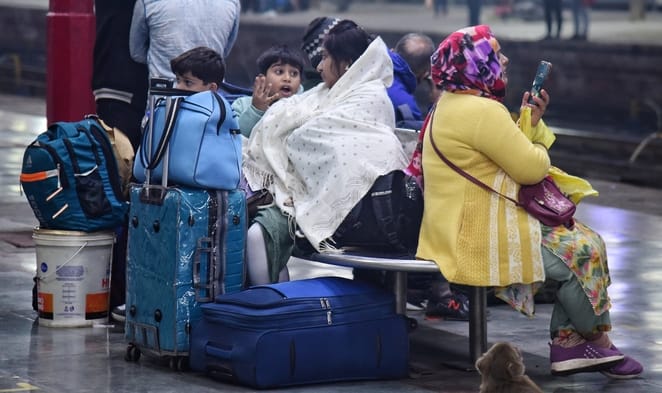 ट्रेनें लेट होने से चारबाग स्टेशन के प्लेटफार्म व प्रतीक्षालय में यात्री बैठे  इंतजार करते रहे।