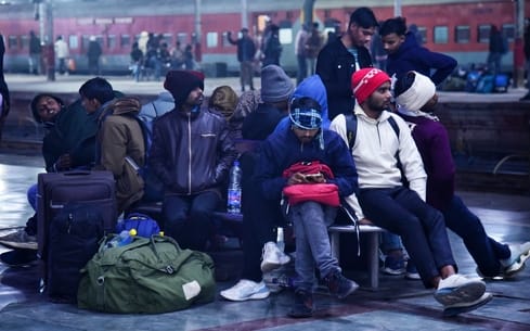 ट्रेनें लेट होने से चारबाग स्टेशन के प्लेटफार्म व प्रतीक्षालय में यात्री बैठे  इंतजार करते रहे।