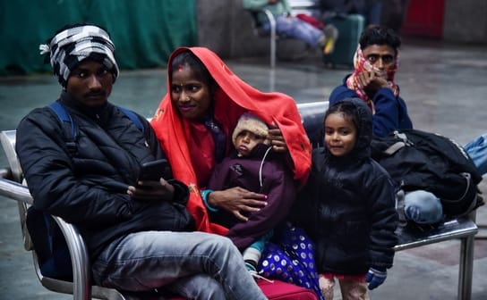 ट्रेनें लेट होने से चारबाग स्टेशन के प्लेटफार्म व प्रतीक्षालय में यात्री बैठे  इंतजार करते रहे।