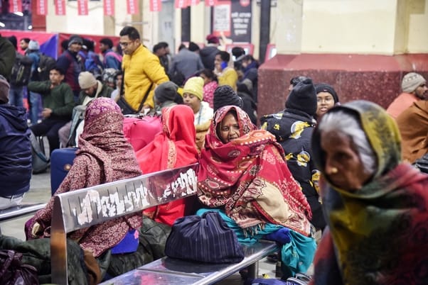 ट्रेनें लेट होने से चारबाग स्टेशन के प्लेटफार्म व प्रतीक्षालय में यात्री बैठे  इंतजार करते रहे।