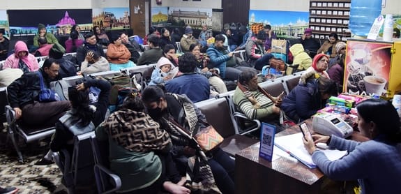ट्रेनें लेट होने से चारबाग स्टेशन के प्लेटफार्म व प्रतीक्षालय में यात्री बैठे  इंतजार करते रहे।
