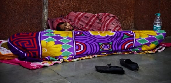 ट्रेनें लेट होने से चारबाग स्टेशन के प्लेटफार्म व प्रतीक्षालय में यात्री बैठे  इंतजार करते रहे।