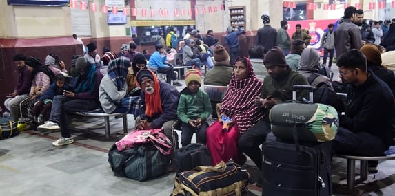 ट्रेनें लेट होने से चारबाग स्टेशन के प्लेटफार्म व प्रतीक्षालय में यात्री बैठे  इंतजार करते रहे।
