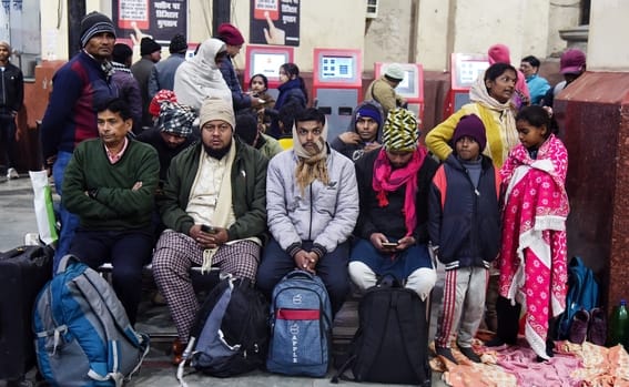 ट्रेनें लेट होने से चारबाग स्टेशन के प्लेटफार्म व प्रतीक्षालय में यात्री बैठे  इंतजार करते रहे।