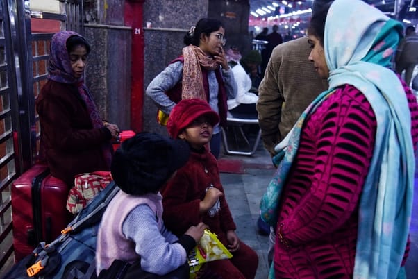 ट्रेनें लेट होने से चारबाग स्टेशन के प्लेटफार्म व प्रतीक्षालय में यात्री बैठे  इंतजार करते रहे।