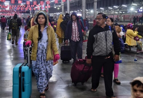 ट्रेनें लेट होने से चारबाग स्टेशन के प्लेटफार्म व प्रतीक्षालय में यात्री बैठे  इंतजार करते रहे।